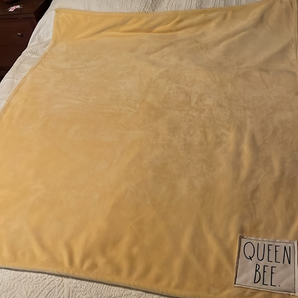 Rae Dunn Queen Bee throw with patch GREAT FOR FALL - Picture 3 of 7